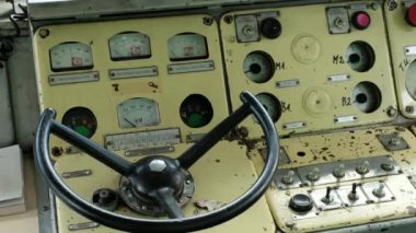Sovyet döneminin modası geçmiş tasarımının lokomotif kontrol paneli. Sovyet Demiryolu Taşımacılığı