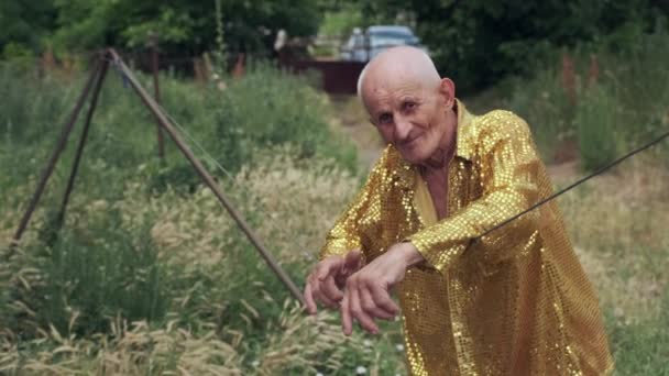 Very Old Man Bright Golden Festival Shirt Sequins Looks Straight — Vídeo de Stock