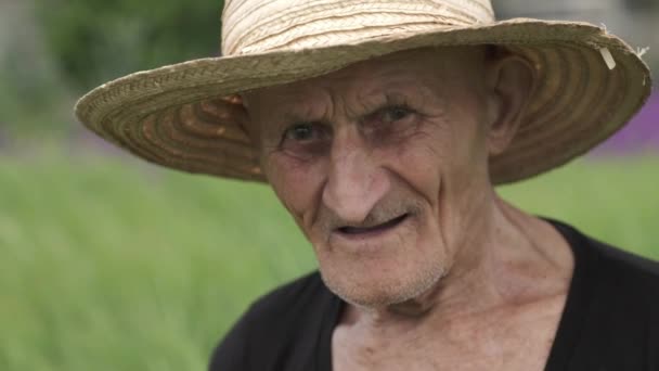 Old Man Wrinkled Face Wearing Well Worn Yellow Straw Hat — Αρχείο Βίντεο