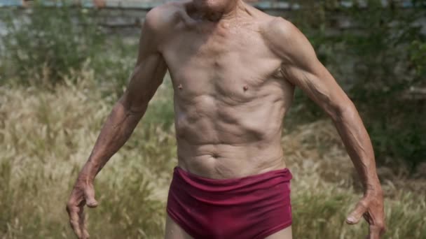 Αδύνατος Ηλικιωμένος Άνδρας Απλωμένα Χέρια Κοιτάζει Στην Κάμερα Συνταξιούχος Γυμνό — Αρχείο Βίντεο