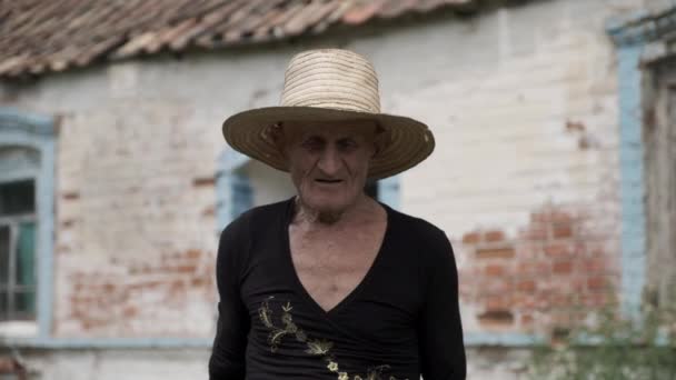 Retrato Del Hombre Mayor Sombrero Paja Hecho Mano Mirando Cámara — Vídeos de Stock