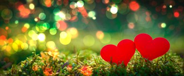 Sevgililer Günü arka planında iki kırmızı kalp ve çok renkli bir bokeh. Aşk konsepti. Neşeli arkaplan.