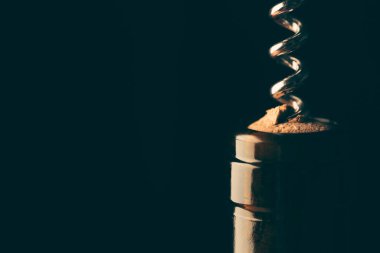 Tirbuşon bir şişe şarap açar, yakın plan, aksesuar.