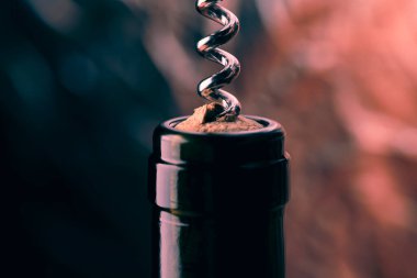 Tirbuşon bir şişe şarap açar, yakın plan, aksesuar.