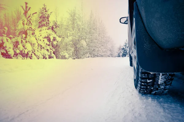 Ojeté Auto Pneumatiky Zimní Zasněžené Silnici Lese Zimní Cesta — Stock fotografie