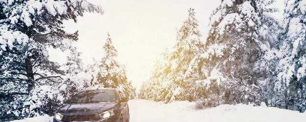 Samochód Zimowej Drodze Śnieżnym Lesie Zimowa Podróż — Zdjęcie stockowe