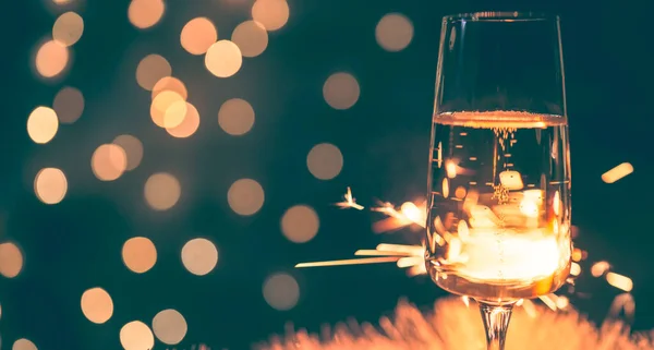 Champagnerglas Mit Wunderkerze Festlicher Hintergrund Vintage Farben Stockbild