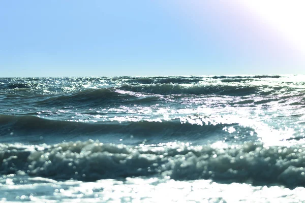 黎明时分大海中的蓝色波浪 — 图库照片