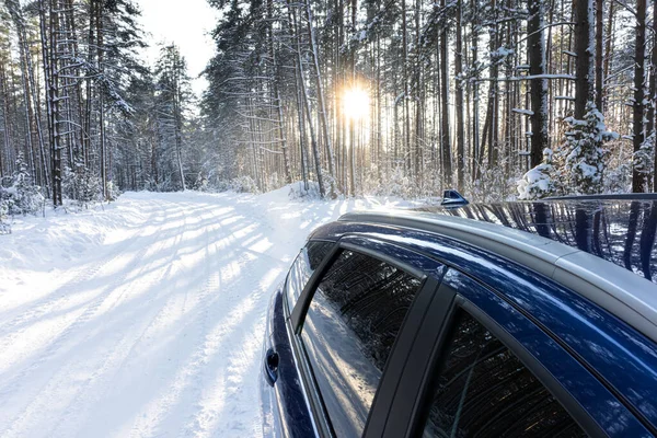 Kış Yolundaki Araba Karlı Bir Ormanda Kış Yolculuğu — Stok fotoğraf