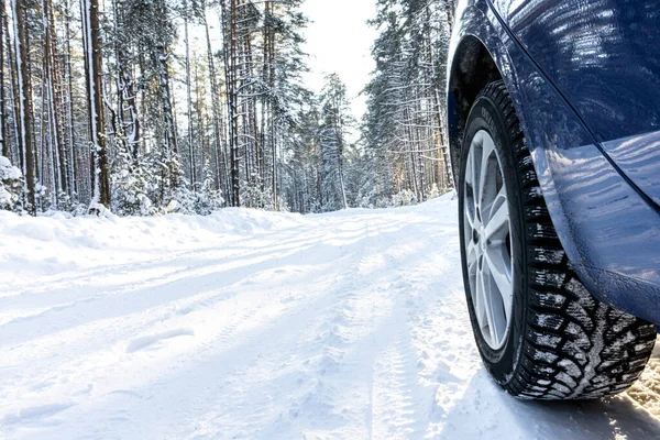 Auto Auf Winterlicher Straße Verschneiten Wald Winterliche Reise Stockbild