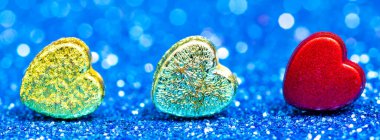 Sevgililer Günü arkaplanında kırmızı bir kalp ve çok renkli bir bokeh var. Aşk konsepti. Neşeli arkaplan.