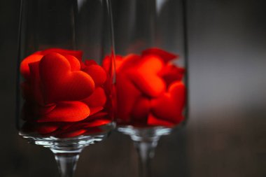 Romantik bir geçmiş, kırmızı kalpli iki kadeh şampanya, Sevgililer Günü.