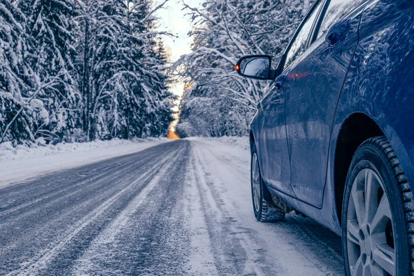 Car Tires Winter Snow Covered Forest Road Winter Landscape Blue — Stok fotoğraf