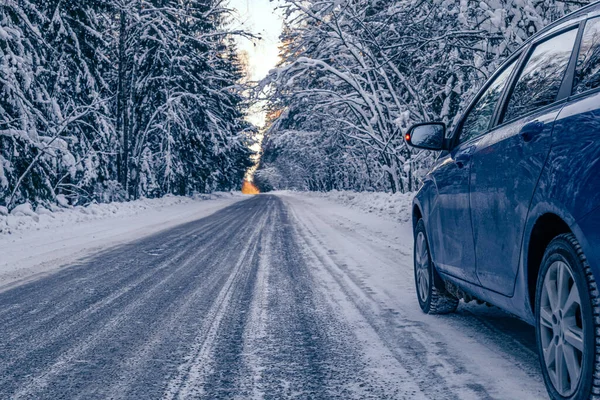 Car Tires Winter Snow Covered Forest Road Winter Landscape Blue — Stok fotoğraf