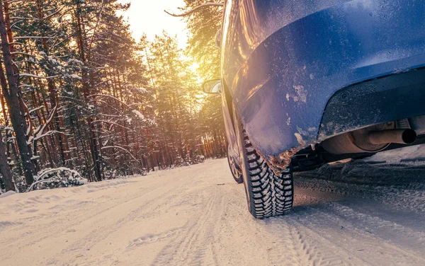 Car Tires Winter Snow Covered Forest Road Winter Landscape Blue — Stok fotoğraf