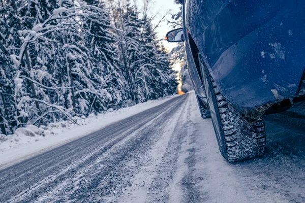 Car Tires Winter Snow Covered Forest Road Winter Landscape Blue lizenzfreie Stockfotos