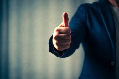 İş adamı parmağını kaldırıyor, doğru karar kavramı, yakın plan.