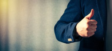 İş adamı parmağını kaldırıyor, doğru karar kavramı, yakın plan.