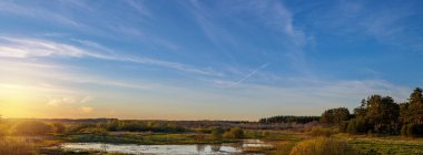 Bahar arkaplanı, güzel bir nehir manzarası, yazın doğa.