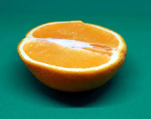 Oranye Yang Diiris Segar Pada Latar Belakang Hijau — Stok Foto