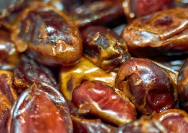 İnce deri üzerine dizilmiş hurmalar,