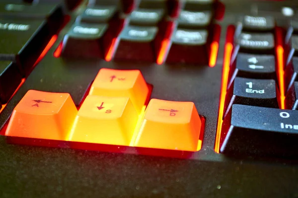 Kırmızı arka ışıklandırmalı oyun klavyesi