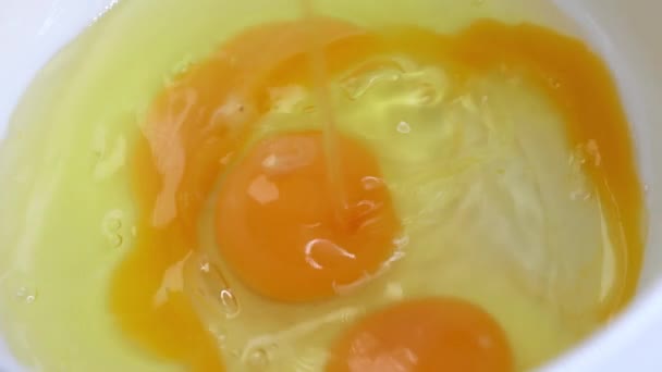 Syrové vejce je rozděleno do misky detailní záběr, proces přípravy snídaně, bílkovinné jídlo, přísada — Stock video