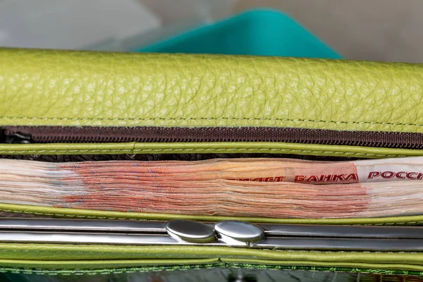 Yeşil deri bir cüzdanda ruble banknotları, yakın plan. Nakit, beş bin dolar. Finansal harcamalar, ödeme kavramı. Rus parası
