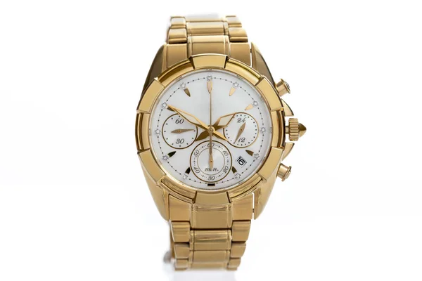 Zlaté dámské náramkové hodinky s diamanty a kovový náramek a chronograf izolované na bílém pozadí zblízka. Drahý a bohatý dárek pro ženy. — Stock fotografie