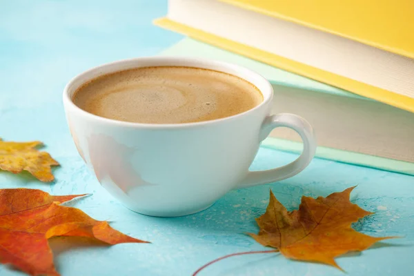 秋天的背景 一杯黑咖啡 秋天的叶子和书籍 免版税图库照片