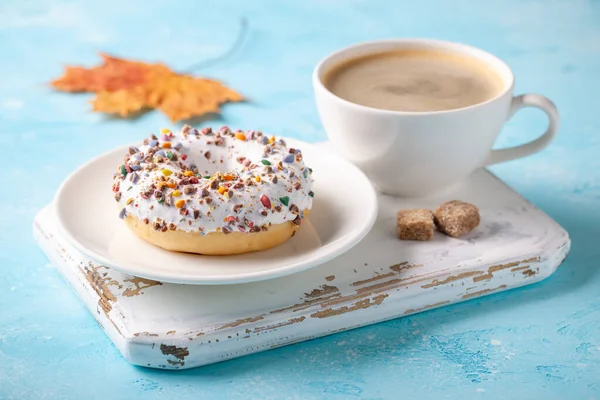 新鲜的甜甜圈与一杯咖啡和秋天枫叶 秋天的概念 图库照片
