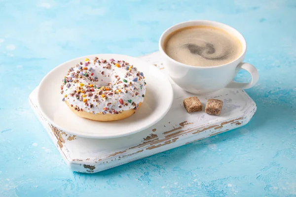 Donut Fresco Con Taza Café Sobre Fondo Azul Imagen de stock