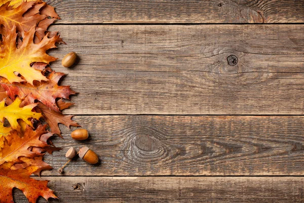 Осенний Фон Опавшими Дубовыми Листьями Деревянном Фоне Стоковое Изображение