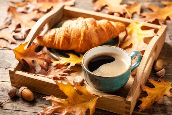 Fondo Otoño Con Taza Café Negro Croissant Hojas Roble Otoño Imagen de archivo