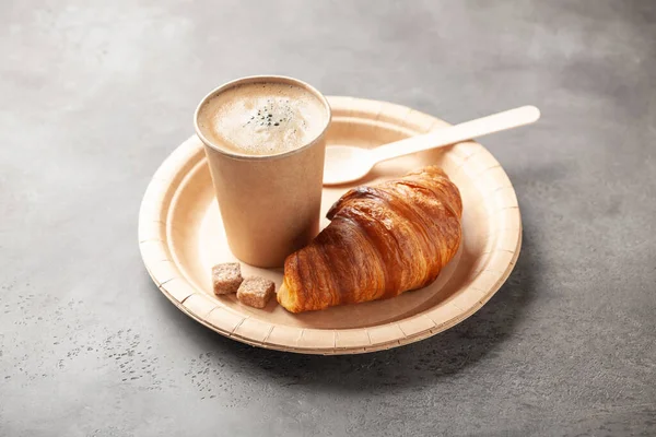 Taza Café Caliente Croissant Fresco Vajilla Papel Artesanal Desechable Imagen de stock