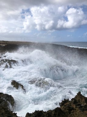 Kayalıklarda, kayalık kıyılarda ve okyanusta dalgalar kopuyor. Güzel sahil. Boka masası. Curacao