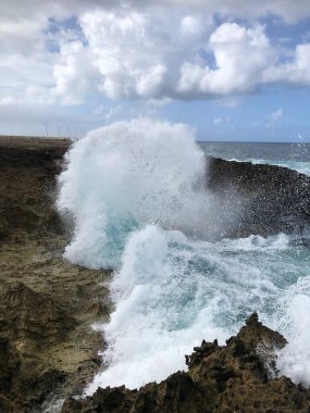 Kayalıklarda, kayalık kıyılarda ve okyanusta dalgalar kopuyor. Güzel sahil. Boka masası. Curacao