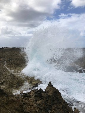 Kayalıklarda, kayalık kıyılarda ve okyanusta dalgalar kopuyor. Güzel sahil. Boka masası. Curacao