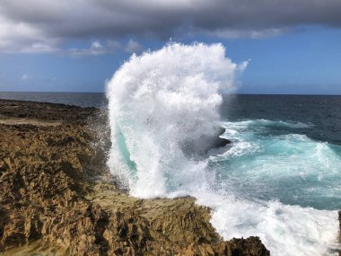 Kayalıklarda, kayalık kıyılarda ve okyanusta dalgalar kopuyor. Güzel sahil. Boka masası. Curacao
