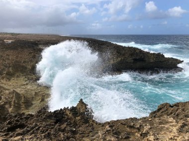 Kayalıklarda, kayalık kıyılarda ve okyanusta dalgalar kopuyor. Güzel sahil. Boka masası. Curacao