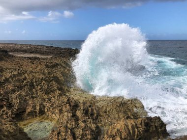 Kayalıklarda, kayalık kıyılarda ve okyanusta dalgalar kopuyor. Güzel sahil. Boka masası. Curacao