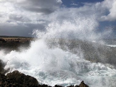 Kayalıklarda, kayalık kıyılarda ve okyanusta dalgalar kopuyor. Güzel sahil. Boka masası. Curacao