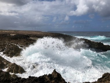 Kayalıklarda, kayalık kıyılarda ve okyanusta dalgalar kopuyor. Güzel sahil. Boka masası. Curacao
