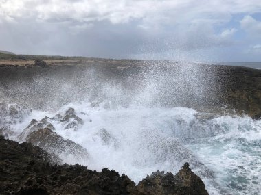 Kayalıklarda, kayalık kıyılarda ve okyanusta dalgalar kopuyor. Güzel sahil. Boka masası. Curacao