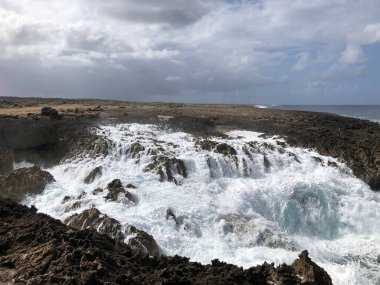 Kayalıklarda, kayalık kıyılarda ve okyanusta dalgalar kopuyor. Güzel sahil. Boka masası. Curacao