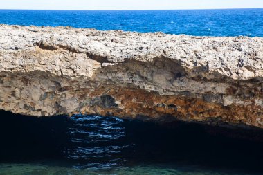 Kayalık kıyı şeridinin güzel manzarası 
