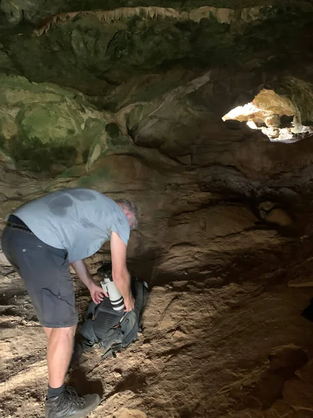 Homme Dans Grotte — Photo