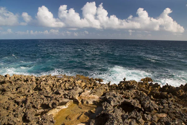 崖や岩の多い海岸や海で波が砕けるのです 美しいビーチだ ブカ表だ キュラソー — ストック写真