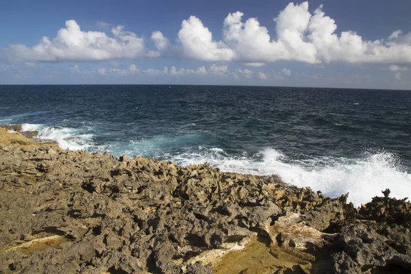 崖や岩の多い海岸や海で波が砕けるのです 美しいビーチだ ブカ表だ キュラソー — ストック写真