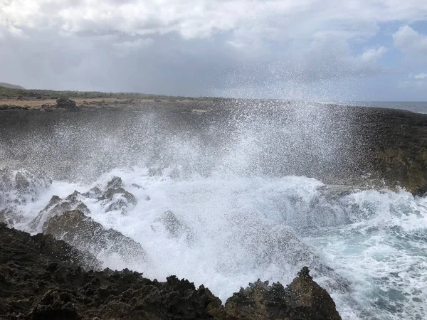 Kayalıklarda, kayalık kıyılarda ve okyanusta dalgalar kopuyor. Güzel sahil. Boka masası. Curacao